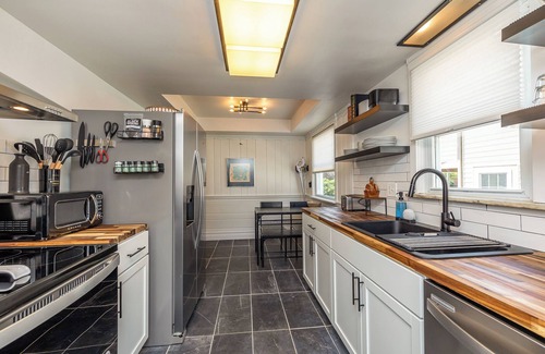 South Euclid Haus | Luxury 3 bedroom, 2 full bath newly rehabbed unit 10 min from Cleveland Clinic!