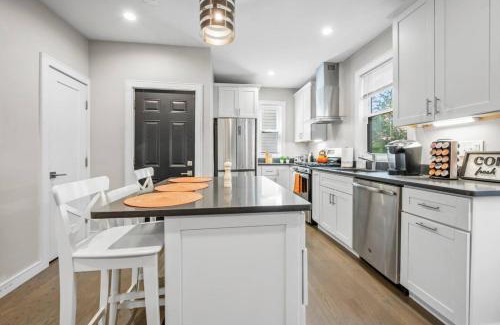 Highland Park Wohnung | Luxury 3BR apt in Boston with Roku TV