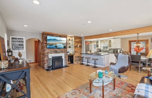 Indianapolis Haus | Luxury 3BR Contemporary Home - Central Location to Downtown, Arts, Events,