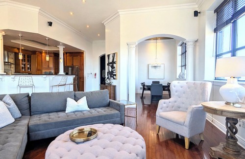 Central Business District Eigentumswohnung | Luxury 3BR Downtown Kalamazoo Penthouse + Private Parking & Walkable