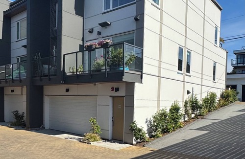 North Vancouver Haus | Luxury 3BR Townhome Garage A/C 3+ Month Stay