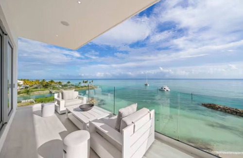 Palm Cay Eigentumswohnung | Luxury 4-bedroom Oceanfront Oasis