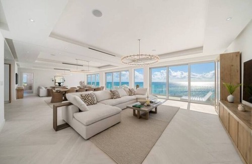 Palm Cay Eigentumswohnung | Luxury 4-bedroom Oceanfront Oasis