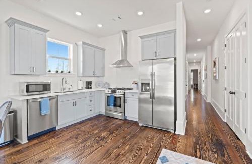 Dillard Haus | Luxury 4BD with Pool and off street parking