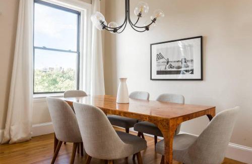 Fenway–Kenmore Wohnung | Luxury 4BR 3BA in Fenway w Epic Roof Deck