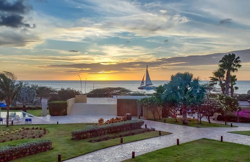 Noord Eigentumswohnung | Luxury 5* 3 bdr Oceanfront condo between both Eagle & Palm Beach!