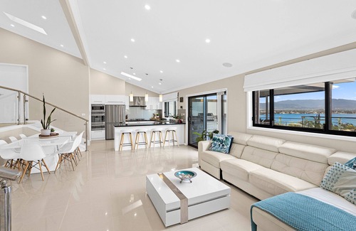 Mount Warrigal Haus | Luxury 5 B/R House with Pool, Lake & Beach
