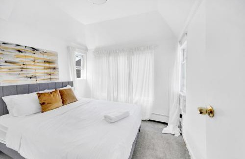 Bryn Mawr Haus | Luxury 5 BR 2BA Apt NYC Sleeps 16 with Free Parking!