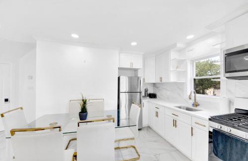 Bryn Mawr Haus | Luxury 5 BR 2BA Apt NYC Sleeps 16 with Free Parking!