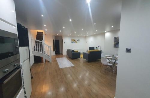 Luton Wohnung | Luxury 5 - Spacious Contractor's Delight with 4 Bedrooms and Ample Driveway Parking