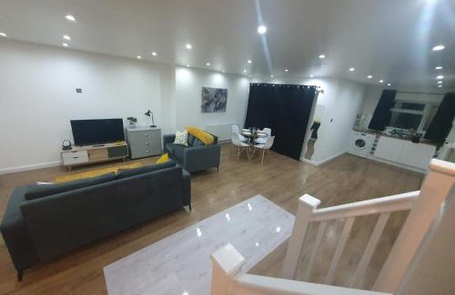 Luton Wohnung | Luxury 5 - Spacious Contractor's Delight with 4 Bedrooms and Ample Driveway Parking