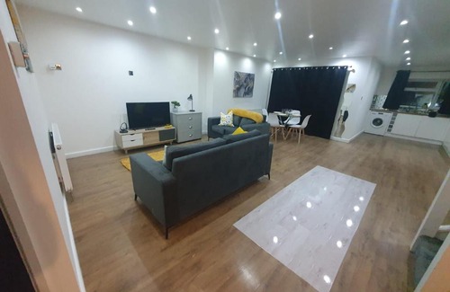 Luton Wohnung | Luxury 5 - Spacious Contractor's Delight with 4 Bedrooms and Ample Driveway Parking