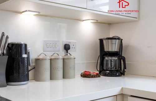 Basildon Haus | Luxury 5BR House with Jacuzzi plus Gym - 1 BR Garden Self-Contained Suite in Garden -booked separately-