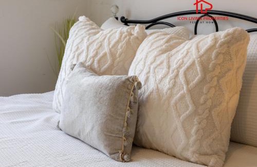 Basildon Haus | Luxury 5BR House with Jacuzzi plus Gym - 1 BR Garden Self-Contained Suite in Garden -booked separately-