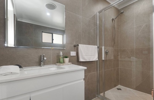 Annandale Haus | Riverside Serenity Su