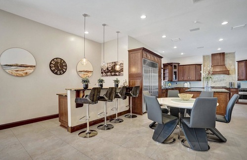 Davie Haus | Luxury 8BR w/ Pool & Mini-golf & Soccer- 16 Guests