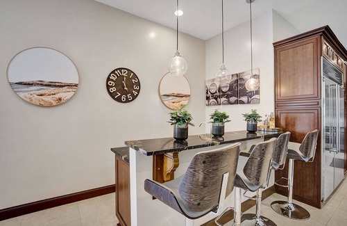 Davie Haus | Luxury 8BR w/ Pool & Mini-golf & Soccer- 16 Guests