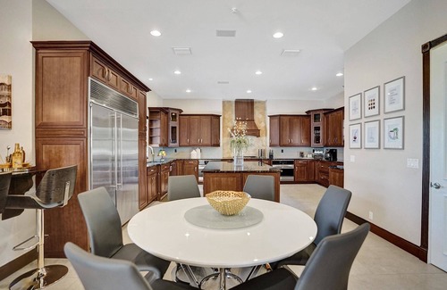 Davie Haus | Luxury 8BR w/ Pool & Mini-golf & Soccer- 16 Guests