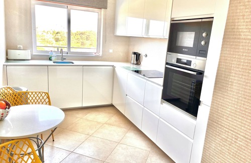 Atalaia Wohnung | Luxus-Apartment mit Panoramablick - kostenloses Spa & Fitnessstudio, WLAN und tägliches Aufräumen.