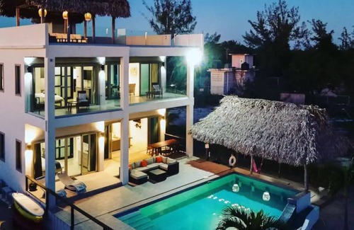 Plantation Villa | Luxury Beach front Villa withthe best dock/pier in Placencia.