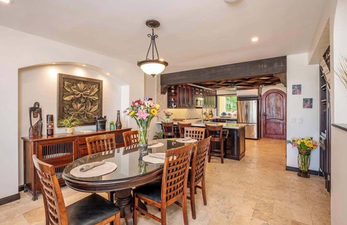 Playa Flamingo Wohnung | Luxury Beachfront Condo w/ High-End Wood Furnishings and Ocean Views in Exclusiv