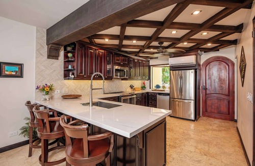Playa Flamingo Wohnung | Luxury Beachfront Condo w/ High-End Wood Furnishings and Ocean Views in Exclusiv