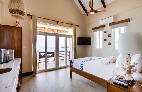 Placencia Resort | Luxus-Cabana am Strand mit Poolbar