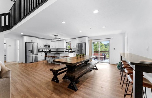 Reeds Spring Haus | Luxury Cabin w/ hot tub, pet frdnly, cmty pool