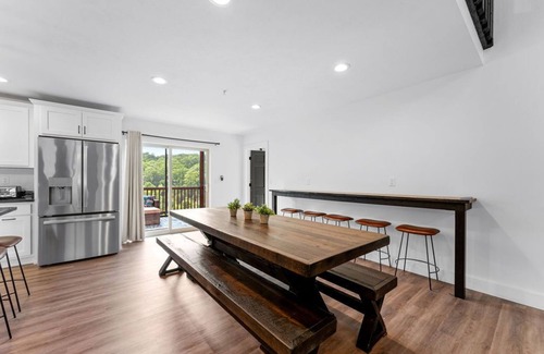 Reeds Spring Haus | Luxury Cabin w/ hot tub, pet frdnly, cmty pool