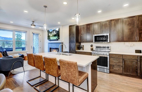 Rendezvous Haus | New Luxury Chalet 166 I Great Views I Hot Tub I Best Price I FREE Adventures Daily