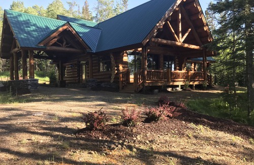 Republic Kabine | Benutzerdefinierte Luxus-Blockhütte mit Innenpool und Spa am Michigamersee