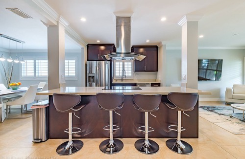 Poinsettia Heights Haus | LUXURY D/T OASIS 4/4 SLEEPS 12 BEACHES & NIGHTLIFE