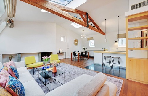 Odeon Wohnung | LUXURY ENVELOPED IN FRENCH ELEGANCE WITH BUSTLING SKYLIGHT JUST OFF ODEON