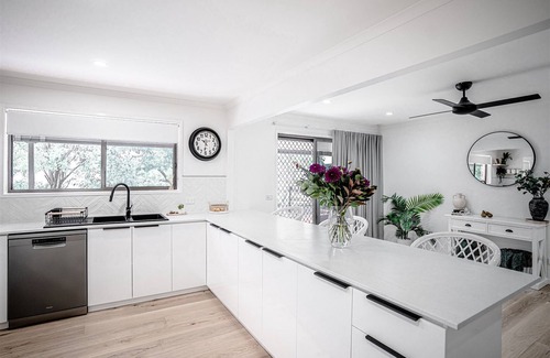 Lurg Haus | Luxury Farm Stay with Breathtaking Views – Sleeps 9, Close to Benalla