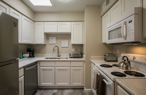 Cibola Addition Wohnung | Luxury Foothills Apt. Walking distance to Breweries/Dining/Hiking/Biking/Walking