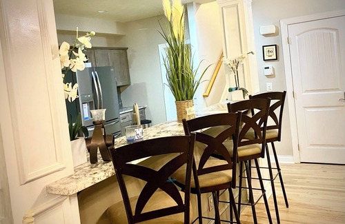 Livingston Park Haus | "Luxury Haven for Large Gatherings: 4BD/4BA”