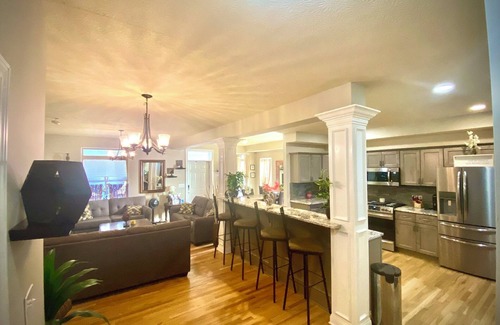 Livingston Park Haus | "Luxury Haven for Large Gatherings: 4BD/4BA”