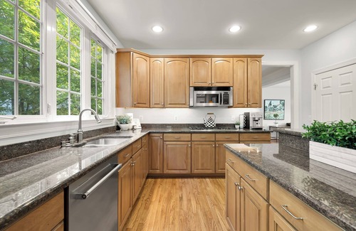 Rose Hill Haus | Luxury Home, Free Parking, 20 Minutes to Downtown W/Metro Access