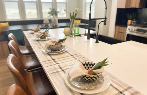 Lava Hot Springs Haus | Luxury Home! Hot Tub, SportCourt, Putting Green, & BunkRoom for kids!