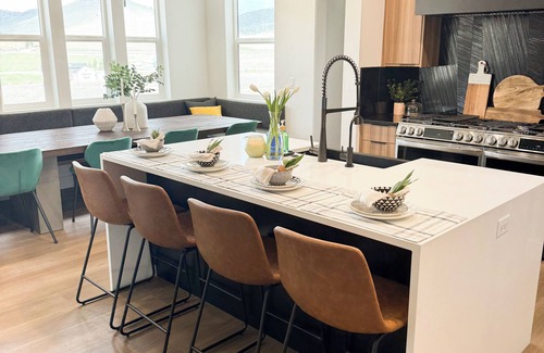 Lava Hot Springs Haus | Luxury Home! Hot Tub, SportCourt, Putting Green, & BunkRoom for kids!