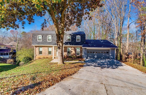 North Brookhaven Haus | Luxury Home in Brookhaven Atlanta with Pool Table for 30+ Days stays