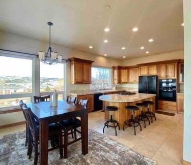 Pocatello Haus | Luxury home w a View- biking and hiking near