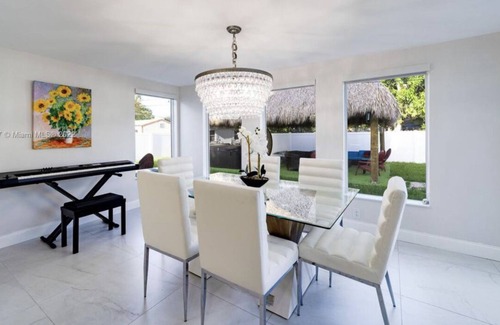 Boulevard Heights Haus | Luxury House 5min to the HardRock Casino!! W/ Sauna & Jacuzzi