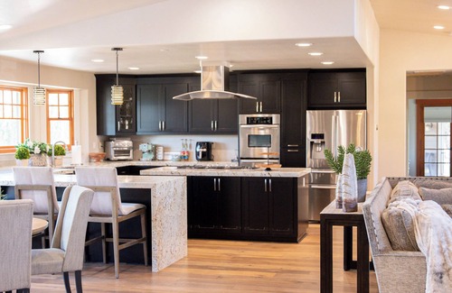 Lincoln Haus | Luxury House/ Private/ Hot Tub/ Lots of Amenities