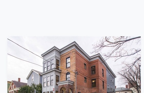 Central Square Eigentumswohnung | Beautiful, furnished, sunny, luxury in the city. 7/21 thru 8/31/22 only