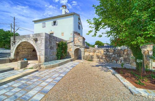 Nenadici Villa | Luxury Jerini House with pool and wellness