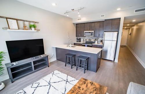 Heartside Wohnung | Luxury King Bed Apt in Downtown GR