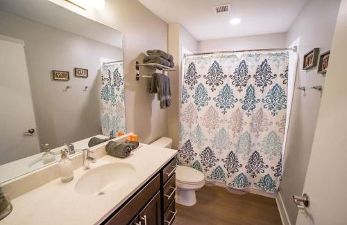 Heartside Wohnung | Luxury King Bed Apt in Downtown GR