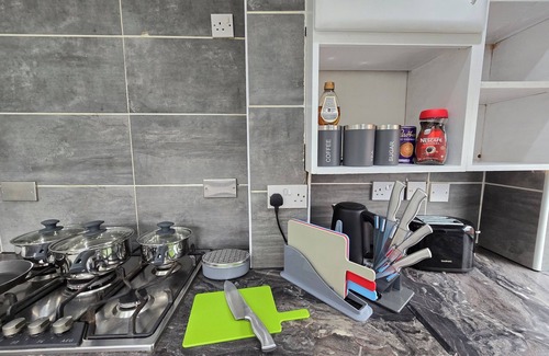 Mapperley Haus | Luxury king 𤴠bed living "your Luxe Home Away"