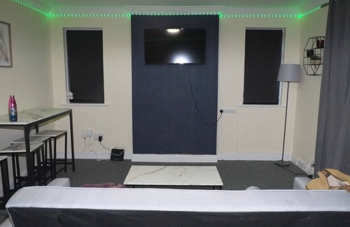 Mapperley Haus | Luxury king 𤴠bed living "your Luxe Home Away"